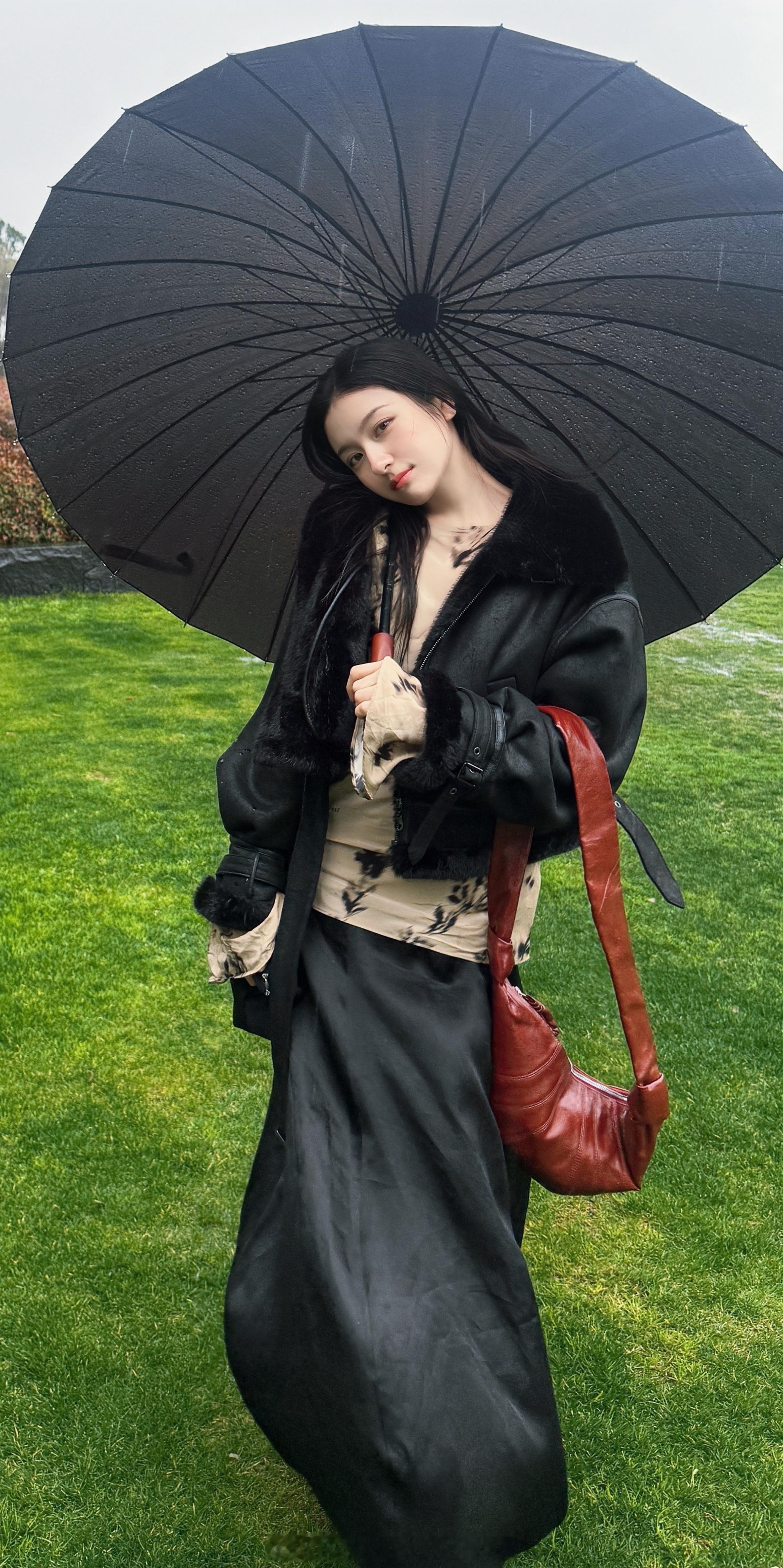 李兰迪今日份营业，好有意境的两张图！！