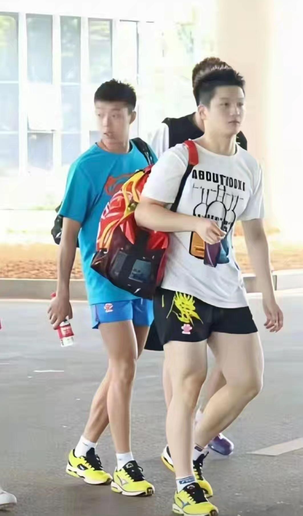 如此白白糯糯的樊振东，一眼看见就真的很难不让人喜欢。还是小胖时期的他，确实具备众