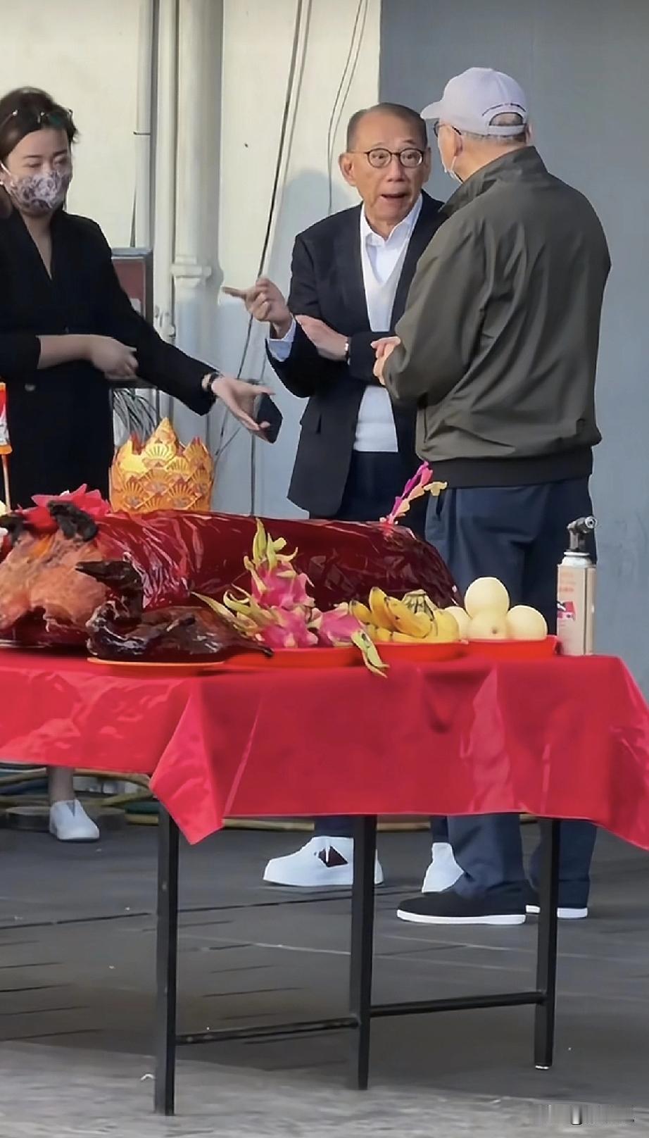 杨受成向张学友“拜神”，你以为只是迷信？
这是千亿富豪最顶级的资源维护。
他叩拜