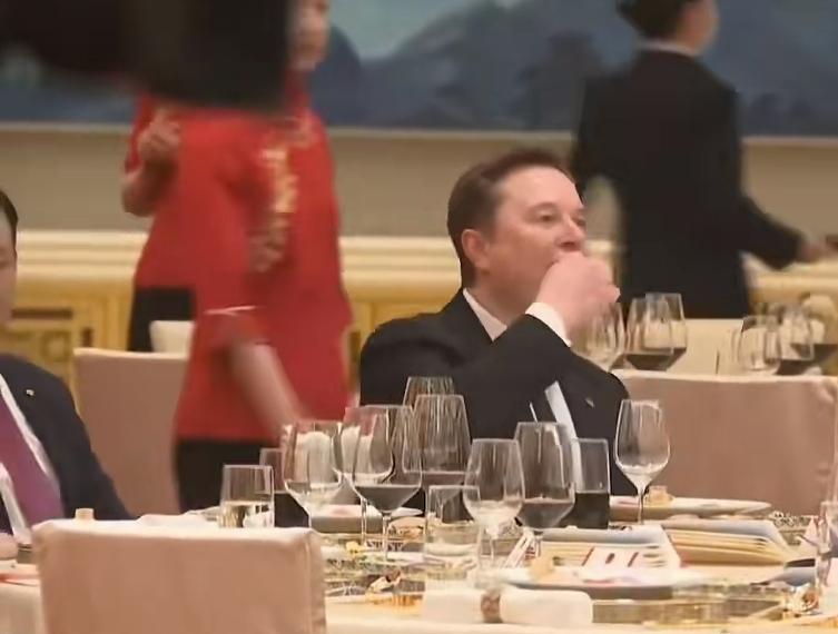在酒桌上，状态极其放松，又吃又喝，抽空还能瞅一眼服务员！

其他人上来求合影，要