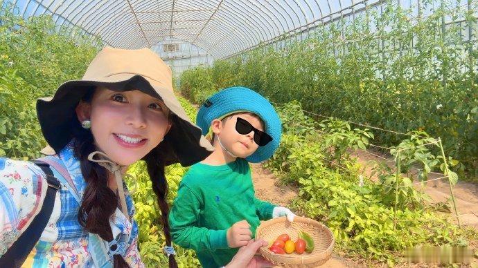 林志玲晒4岁儿子正脸照 林志玲首次公开儿子正脸，很可爱呢~林志玲首次公开儿子正脸