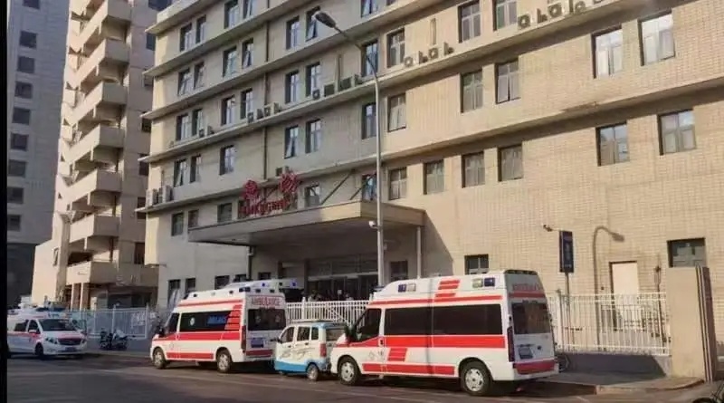 【#一带娃老人因热射病抢救无效去世#，专家：出现这种情况要及时干预】炎热午后户外