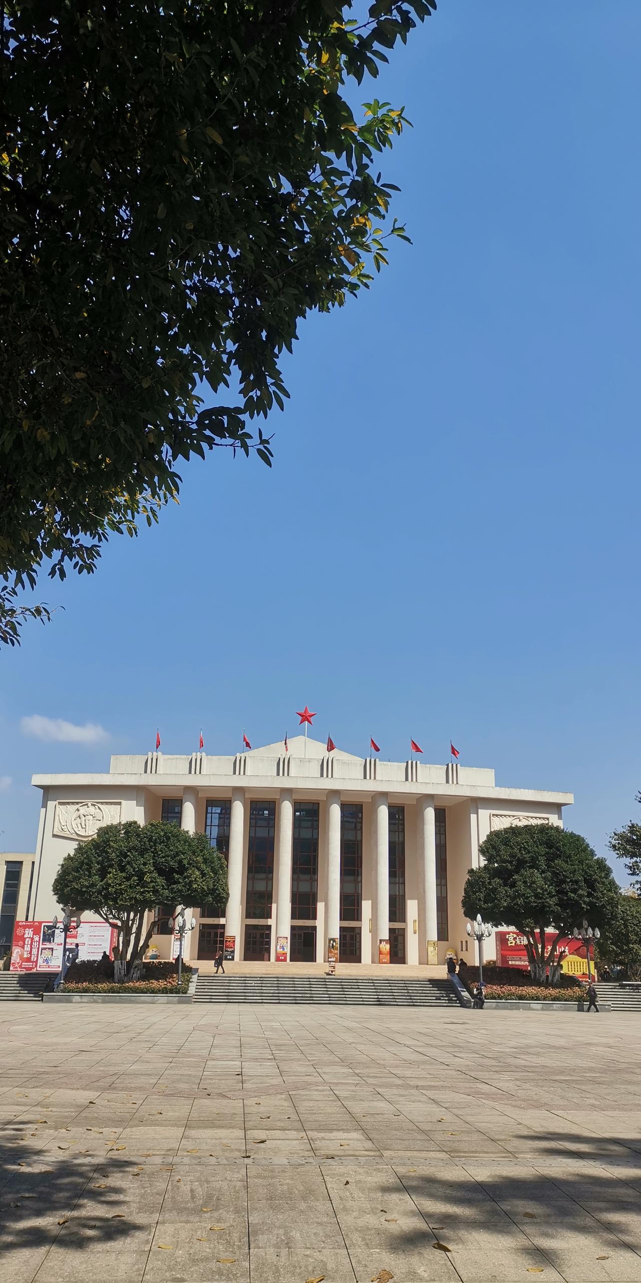 重庆劳动人民文化宫广场确实绝美！天空与雄伟建筑相互映衬，那画面绝了。重庆别称山城