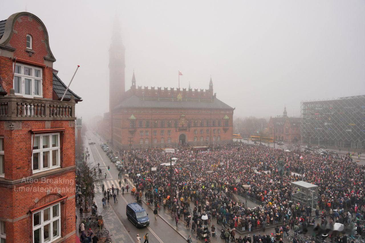丹麦爆发抗议活动 反对美国吞并格陵兰岛
 
数千名民众走上丹麦各城市街头，抗议美