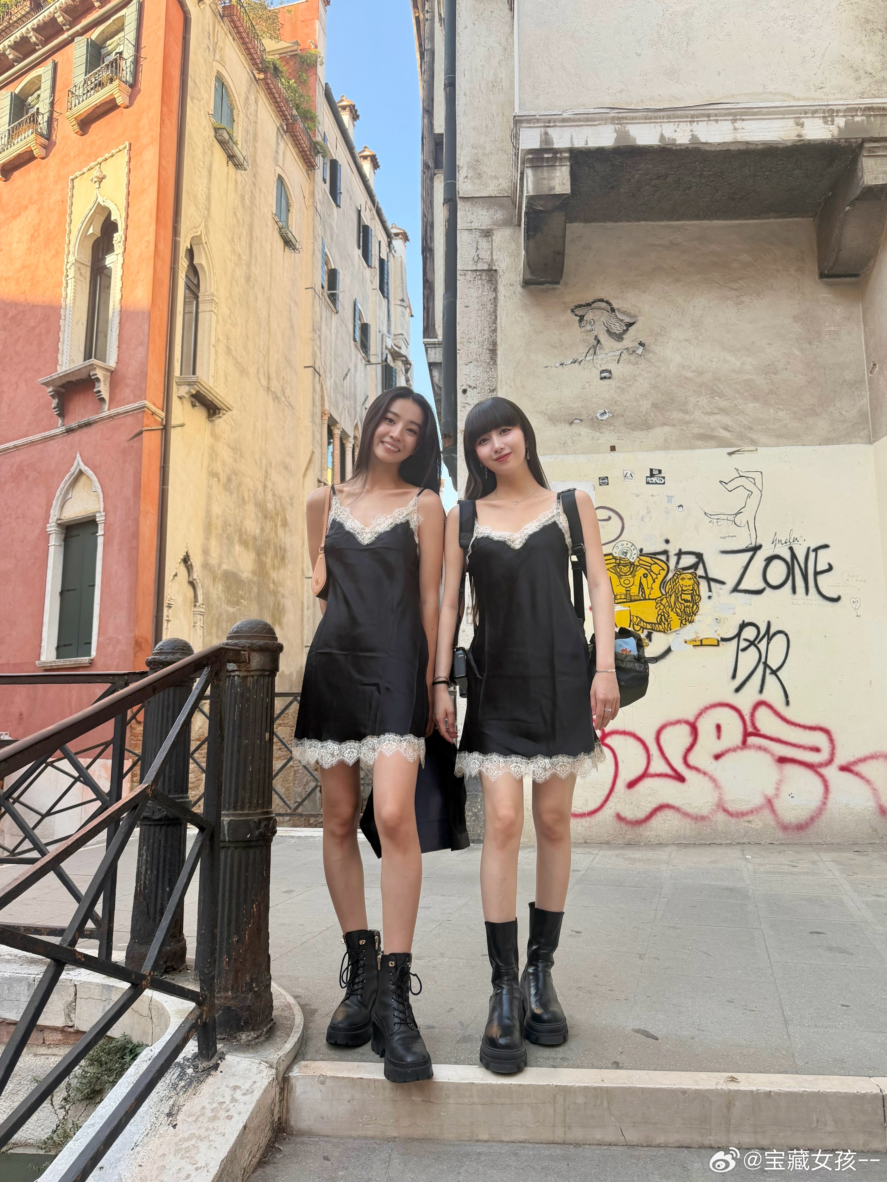 木村心美[超话]心美ins更新！  姉妹ルック👭in Venice 脚の置き方