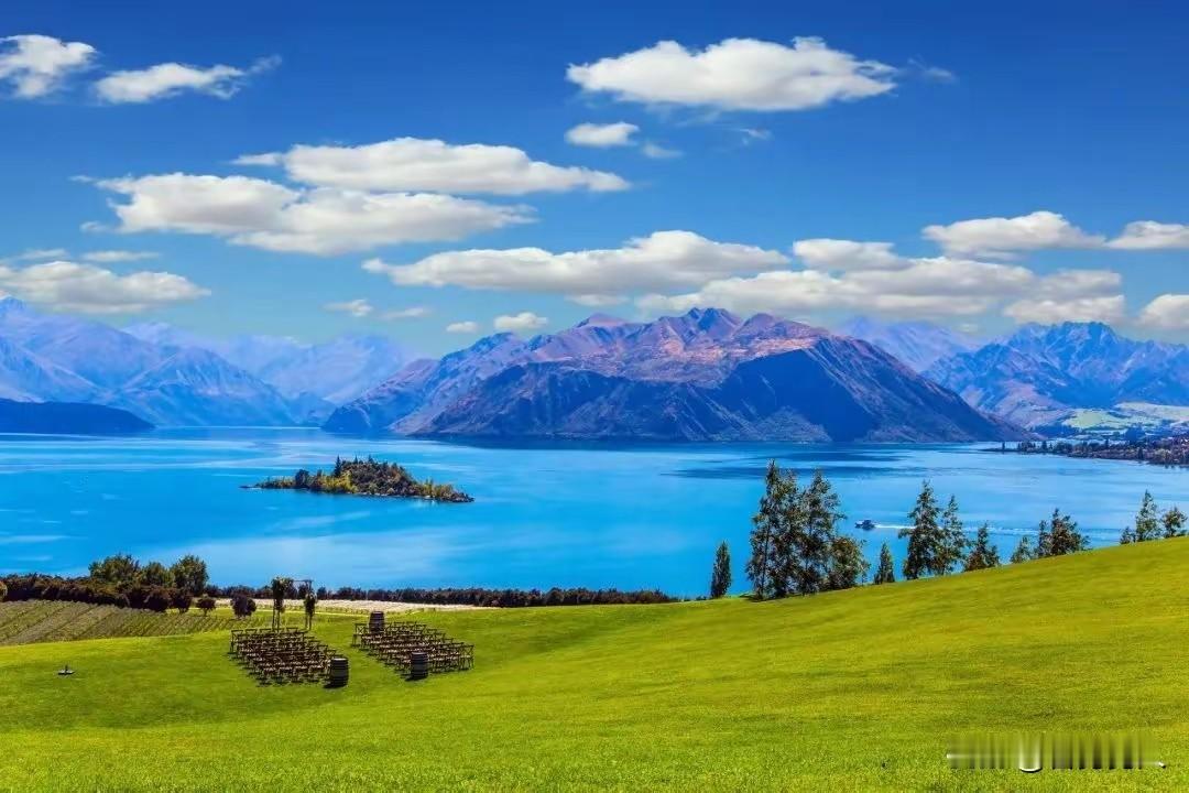 发现一种现象，那些公开声明告别头条的人，往往都没有真的离开头条。他们这样说的目的