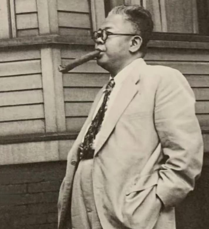 1950年12月20日下午，台湾省参议会的会场里，灯光有点发黄。傅斯年列席备询，