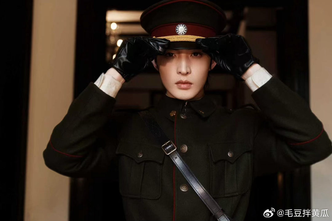 九门张副官什么时候摘口罩小鱼副官绝对是覆面系天花板！全程大半张脸被遮挡，单靠一双