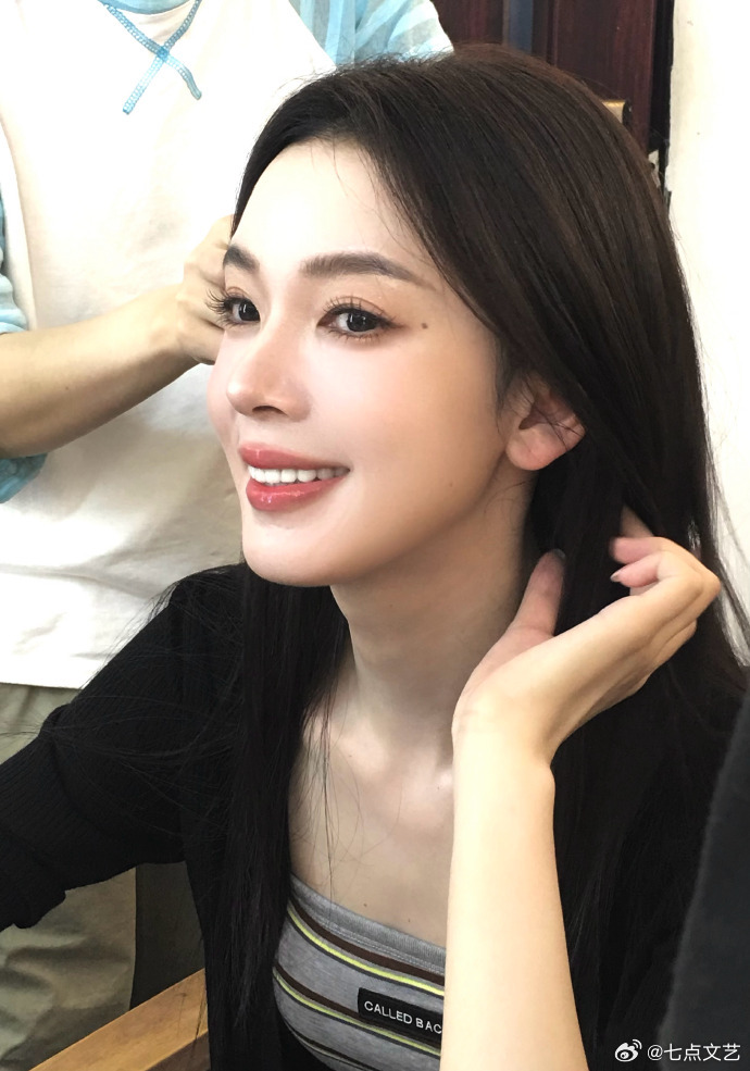 陈瑶嘟嘴好萌国庆假期的超大惊喜 陈瑶的九宫格live营业诚意满满，尤其是嘟嘴的小
