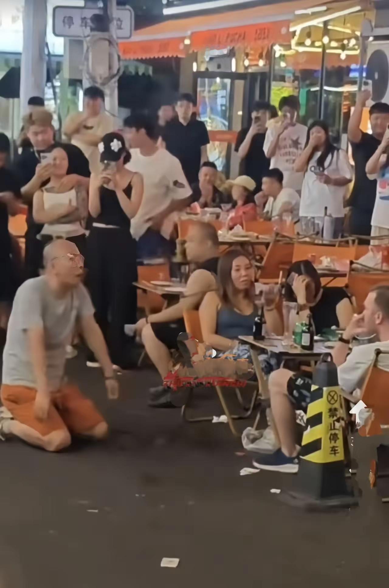 东北人真的会路见不平拔刀相助吗老妹儿陪酒，大哥跪着咣咣嗑头，老铁围一圈助兴...