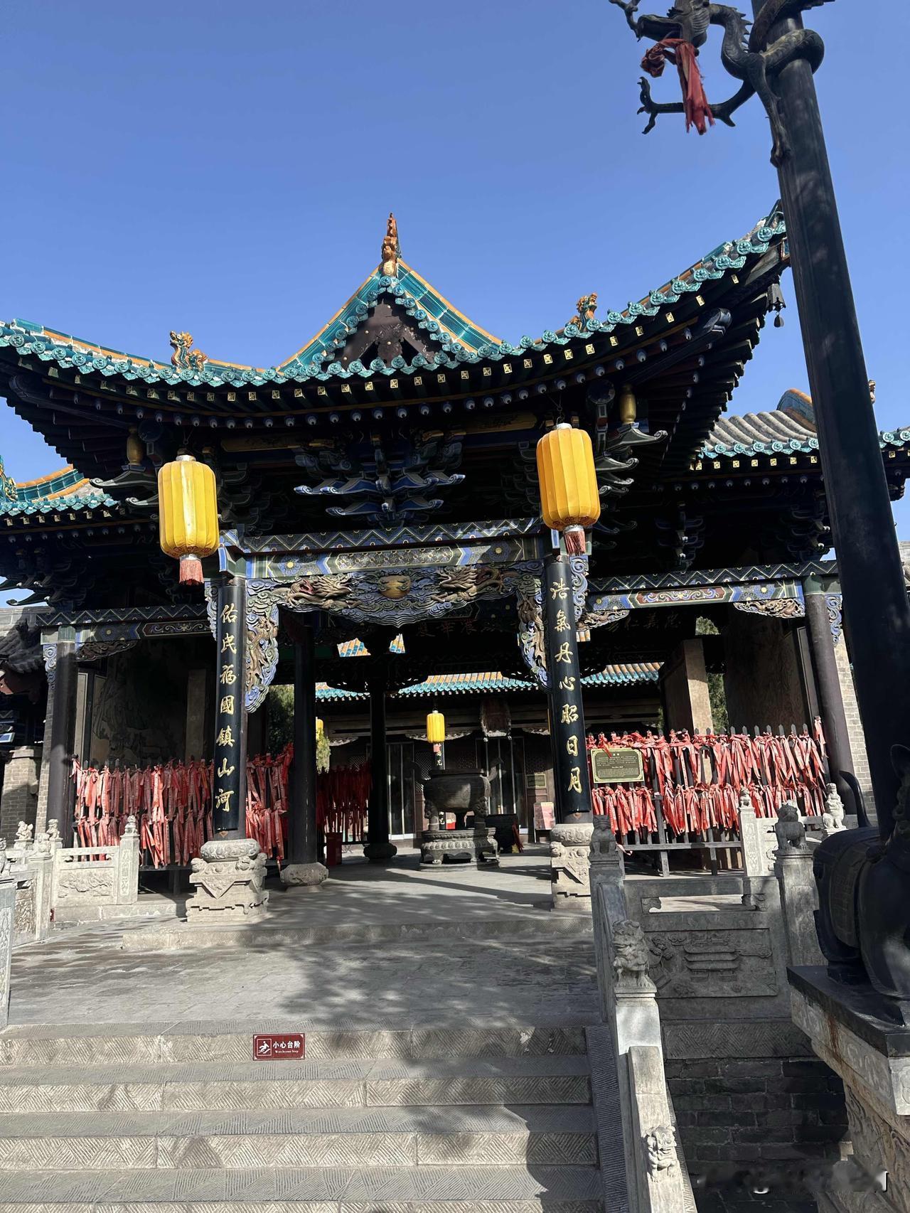 早上简单的吃了点东西风尘仆仆的赶到了平遥古城。
门票每人125，两个人 250(