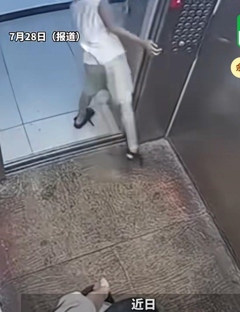 男孩挡电梯门，别人说几句，却被男孩妈妈骂。
男孩长时间挡在电梯门处等妈妈，电梯内