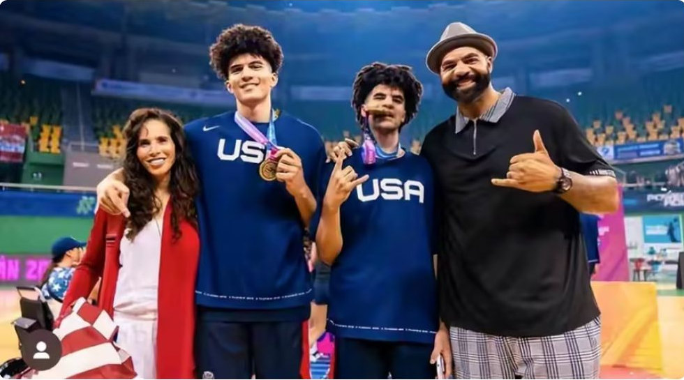 NBA最强星二代！布泽尔带女友度假，水中嬉戏，旁若无人 状元热门 