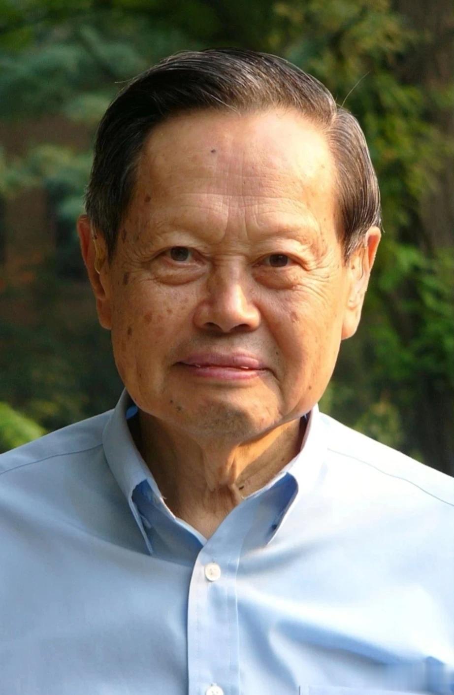 学生问张朝阳:杨振宁和霍金，都是研究现代物理学的，您觉得谁厉害？张朝阳说:当然杨