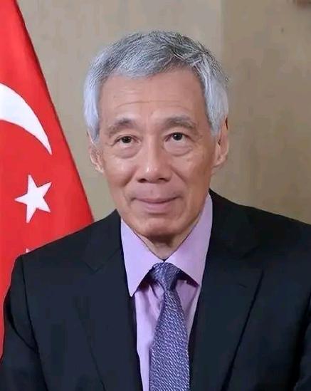 【李显龙的“生存焦虑”】
        李显龙这操作真是让人捉摸不透，说他放不
