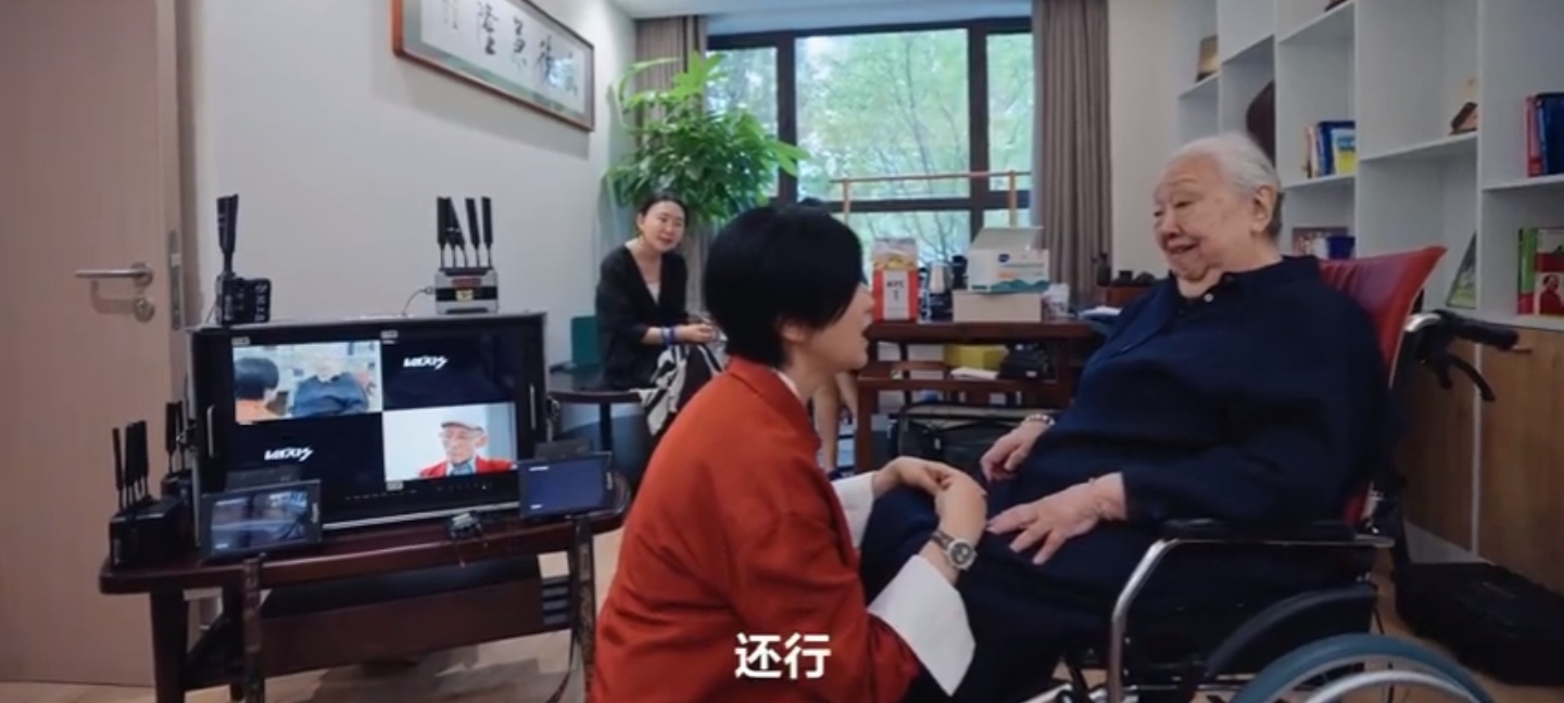 “济公”游本昌和老婆住养老院的话题上热搜了。很多网友都在讨论这个事情。看游本昌自