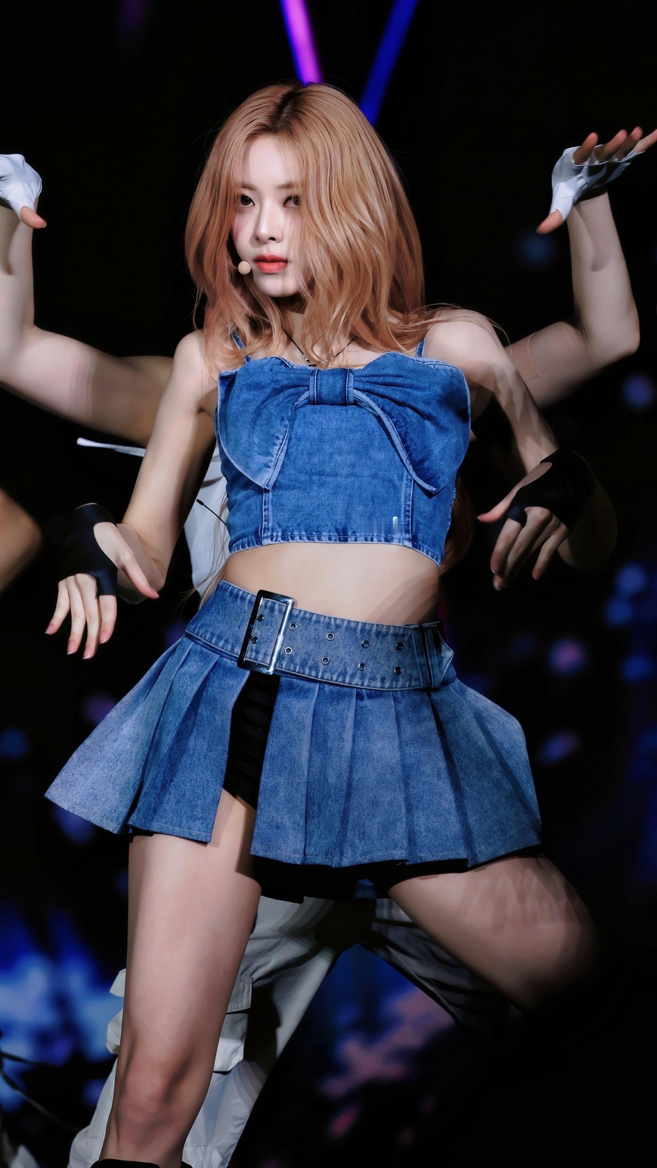 橱窗里最漂亮的芭比娃娃💫申有娜 ​​​