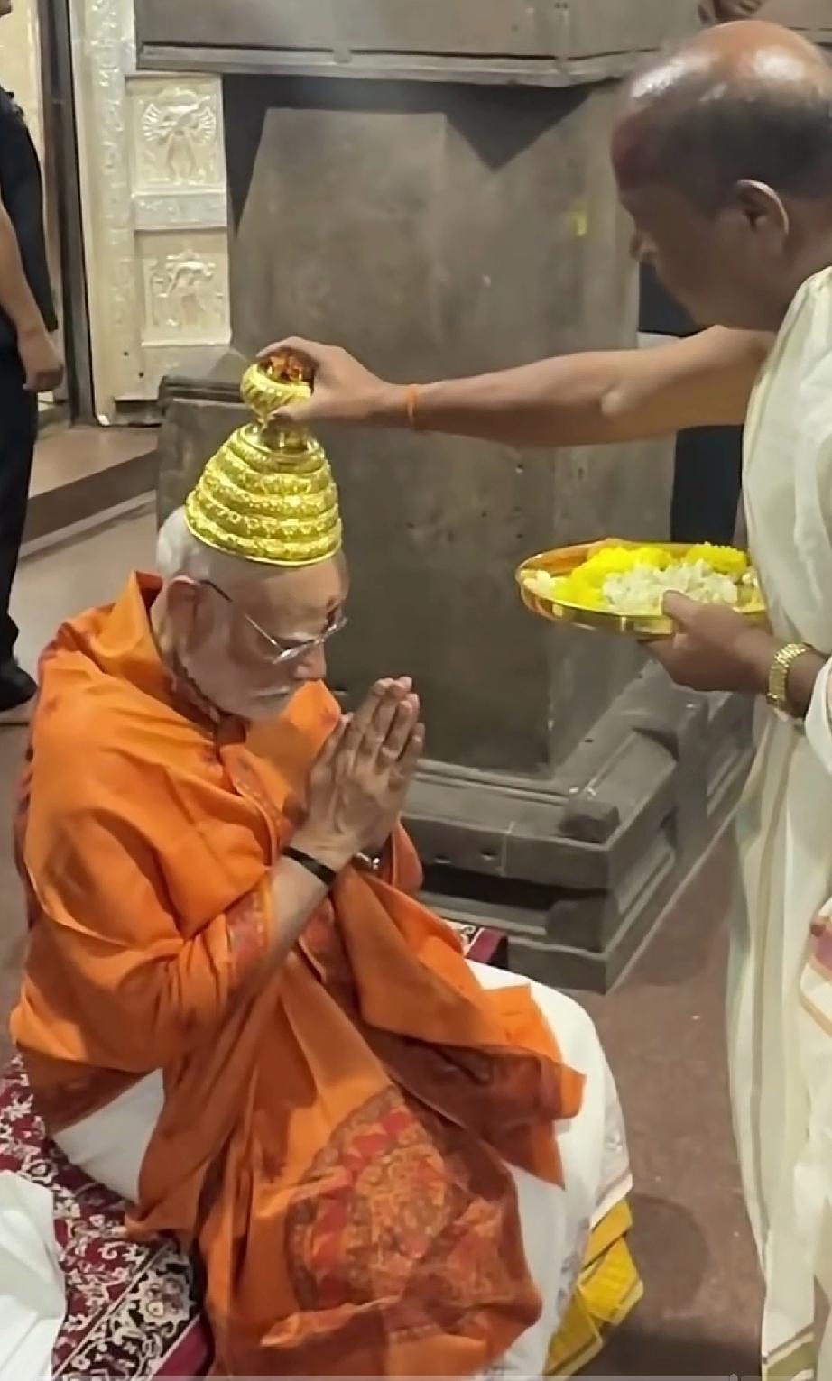 莫迪祈福，期待着有油有气

印度总理莫迪，参加了一场祈福活动，期待着印度风调雨顺