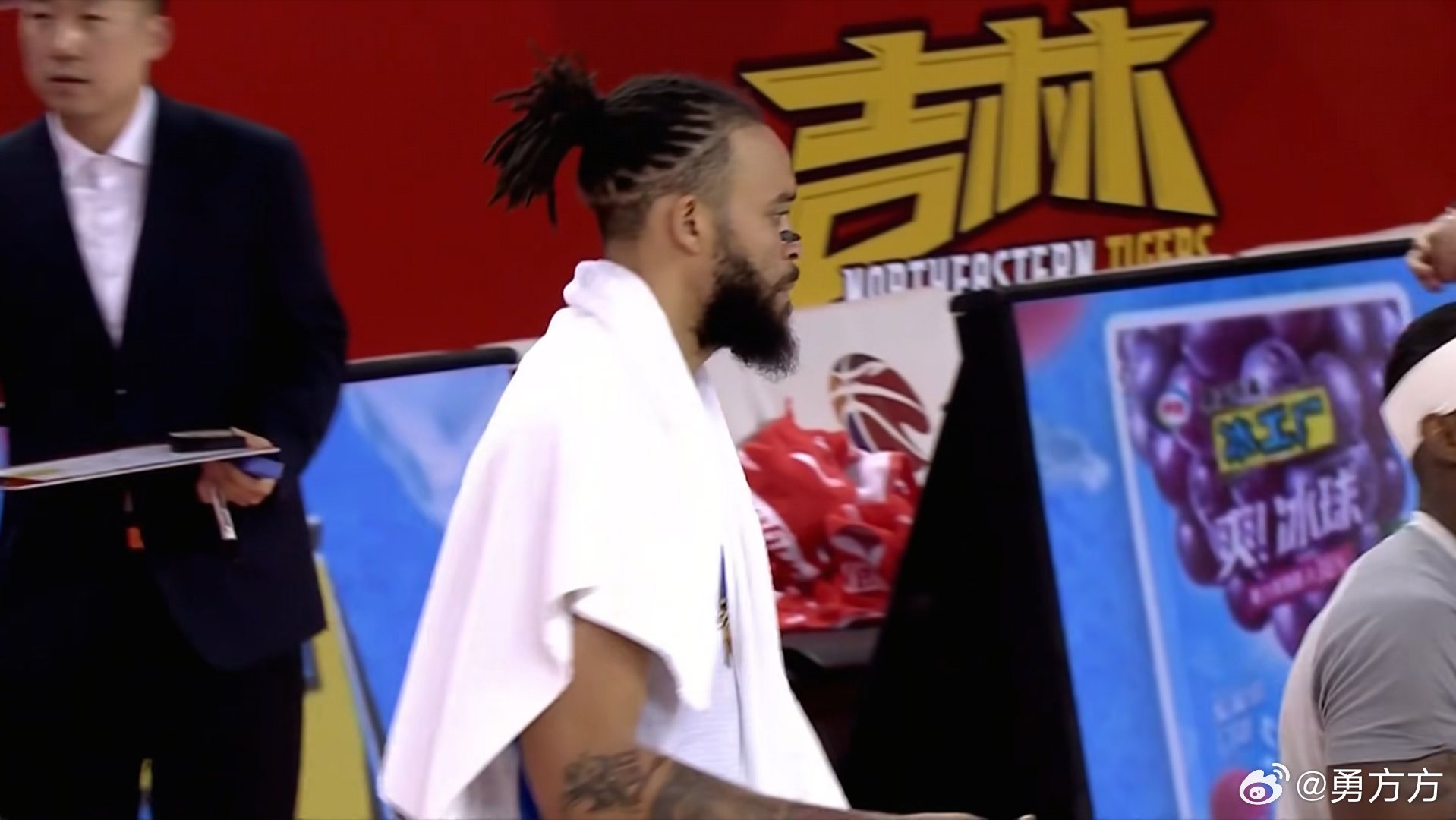 只打了11分半的麦基，不知会不会羡慕大白边今晚拥有27分钟的出场时间，获得全场最