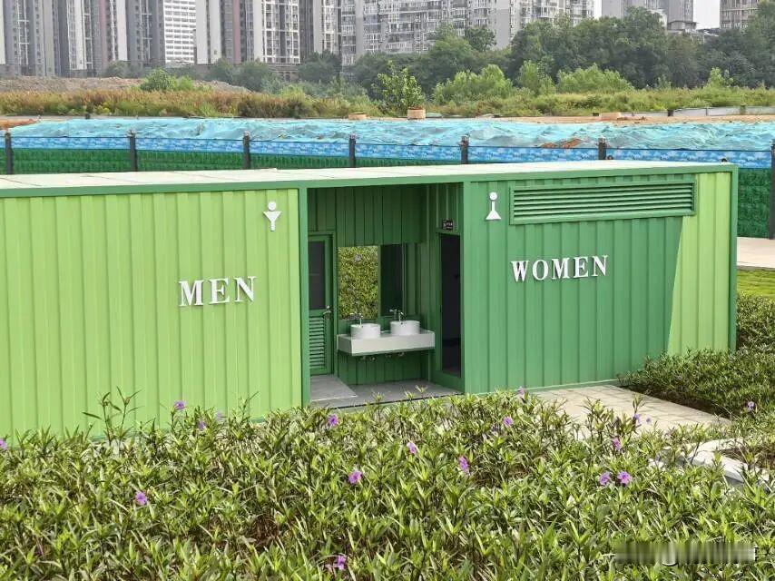 “老年人哪懂得英语啊？不仅我妈妈走错了，我看很多爷爷奶奶都进了错厕所。”近日，市