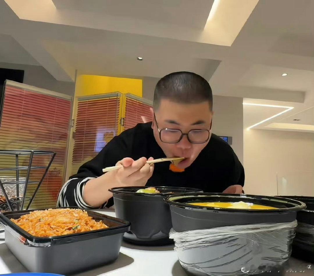 吕严全网征婚我家那小子这期节目笑点直接拉满，吕严在线对着答案之书占卜姻缘，接连翻