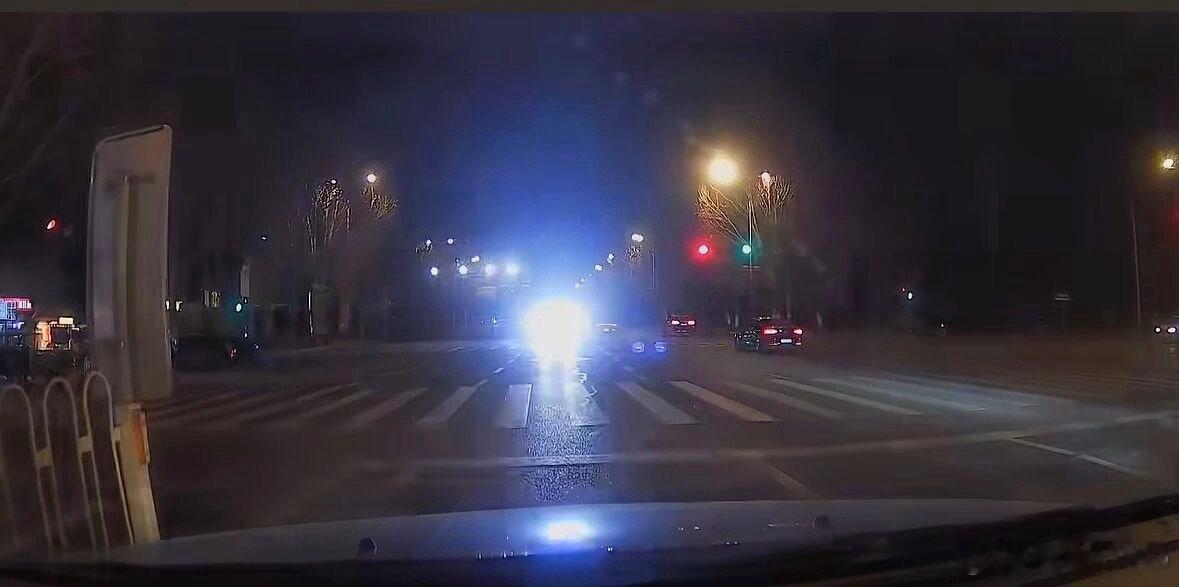 【爱车安全贴士遭对向车疯狂闪远光灯，车主戴上墨镜“反击”，路过警车直接“贴脸开大