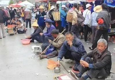 奇了怪了，这年头还有要饭的。不是说都脱贫了吗？那么这些人又是来干嘛的呢？
前几天