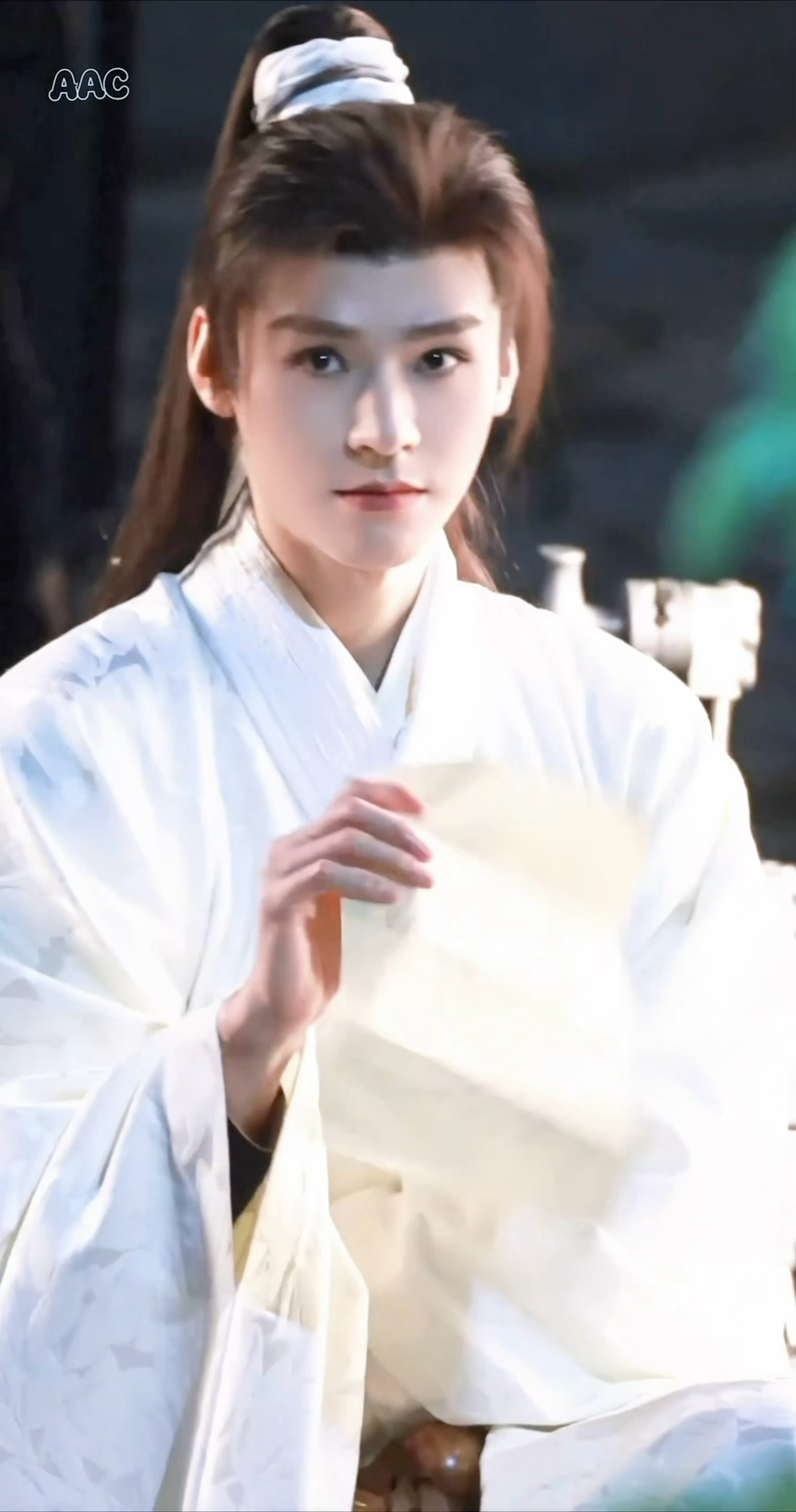 龚俊《凤舞九天》夜戏路透这个白衣造型目前在我心目中已经封神了龚俊太好看，太养眼了