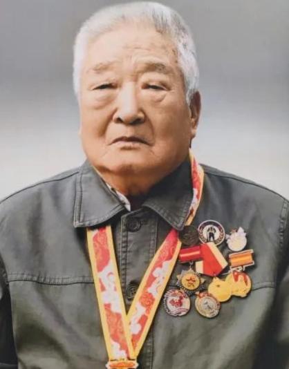 泪目了！2024年，云南一96岁退休教师去世，学校翻找资料才发现：这个老教师居然