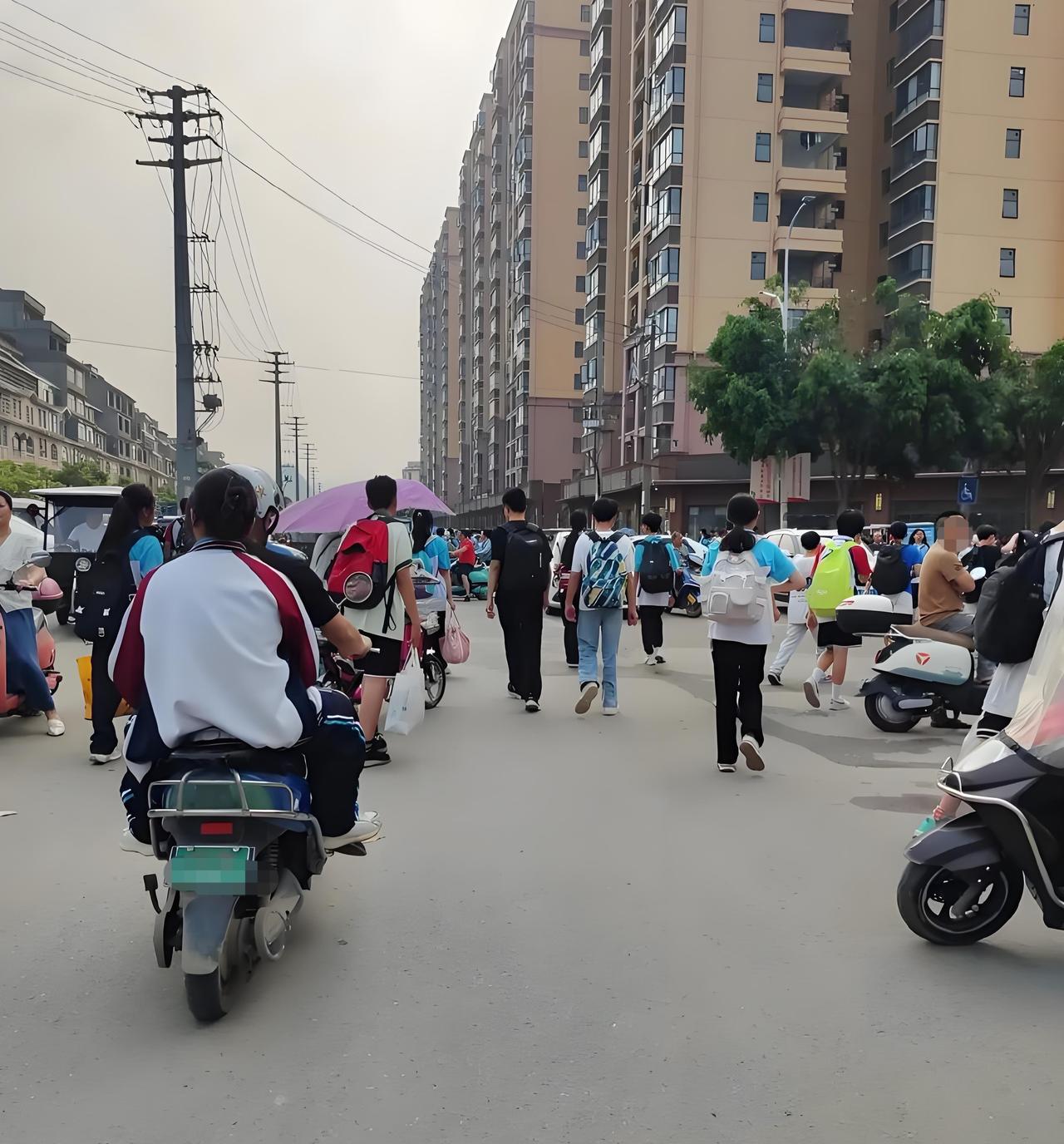 家长的认知决定孩子的高度
昨天晚上接初中的孩子放学，等待的过程中，一句刺耳的话飘