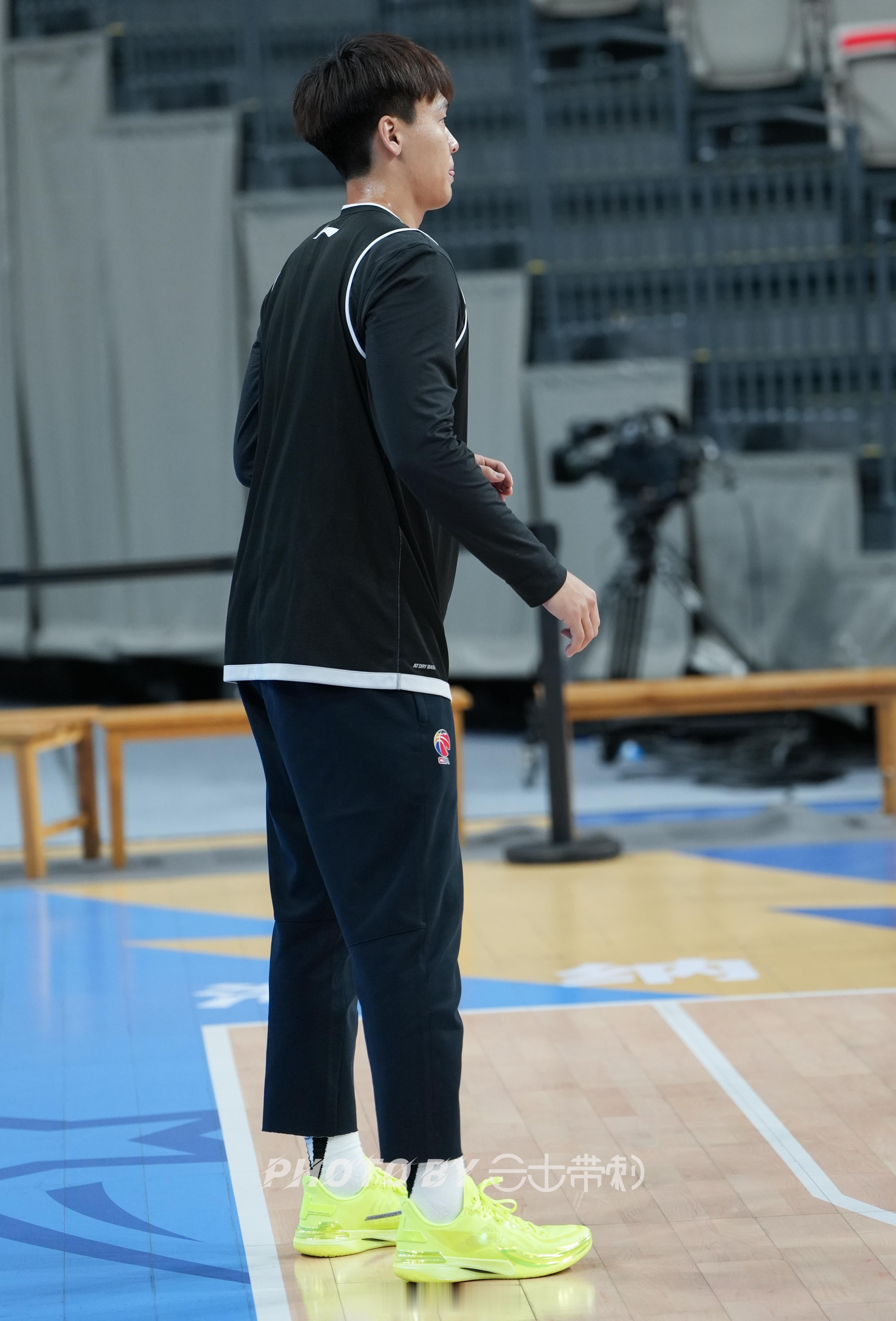 北京男篮vs北控男篮赵睿 睿子归来，理发了，穿了伽马！ 