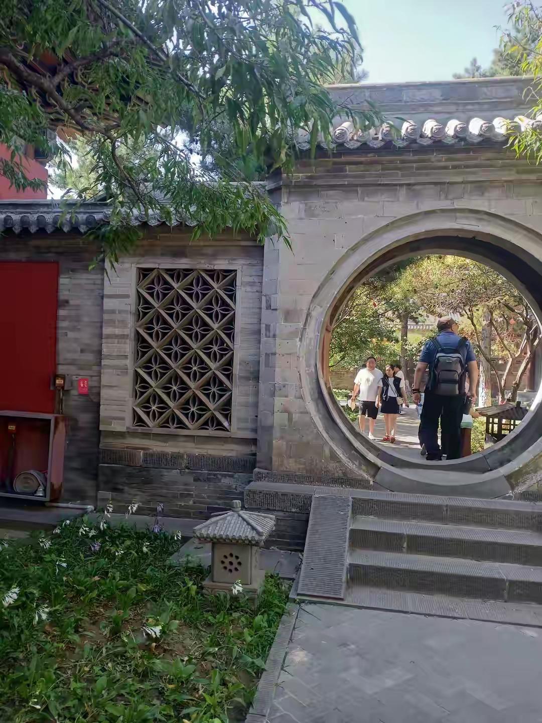 这是网友拍到的山西省大同市景区--法华寺的大门。
大家看看，法华寺建设有100多