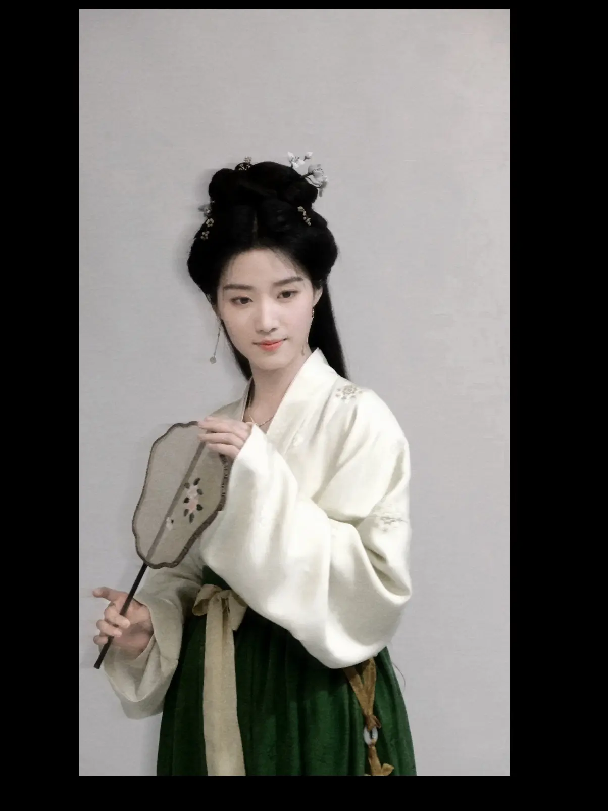 她是画中鬼魂。你进京赶考 因天大雨 入一座被大火烧过的破旧寺庙躲雨 只...