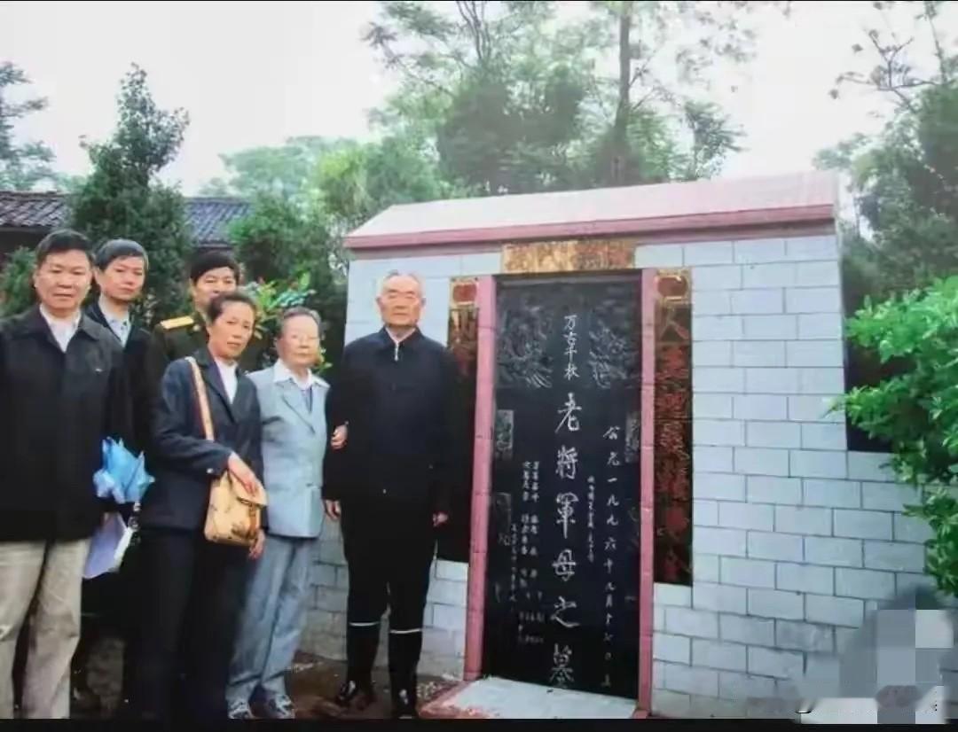 1999年，已离休的原成都军区政委万海峰将军（右一）与夫人赵政（右二）回河南光山