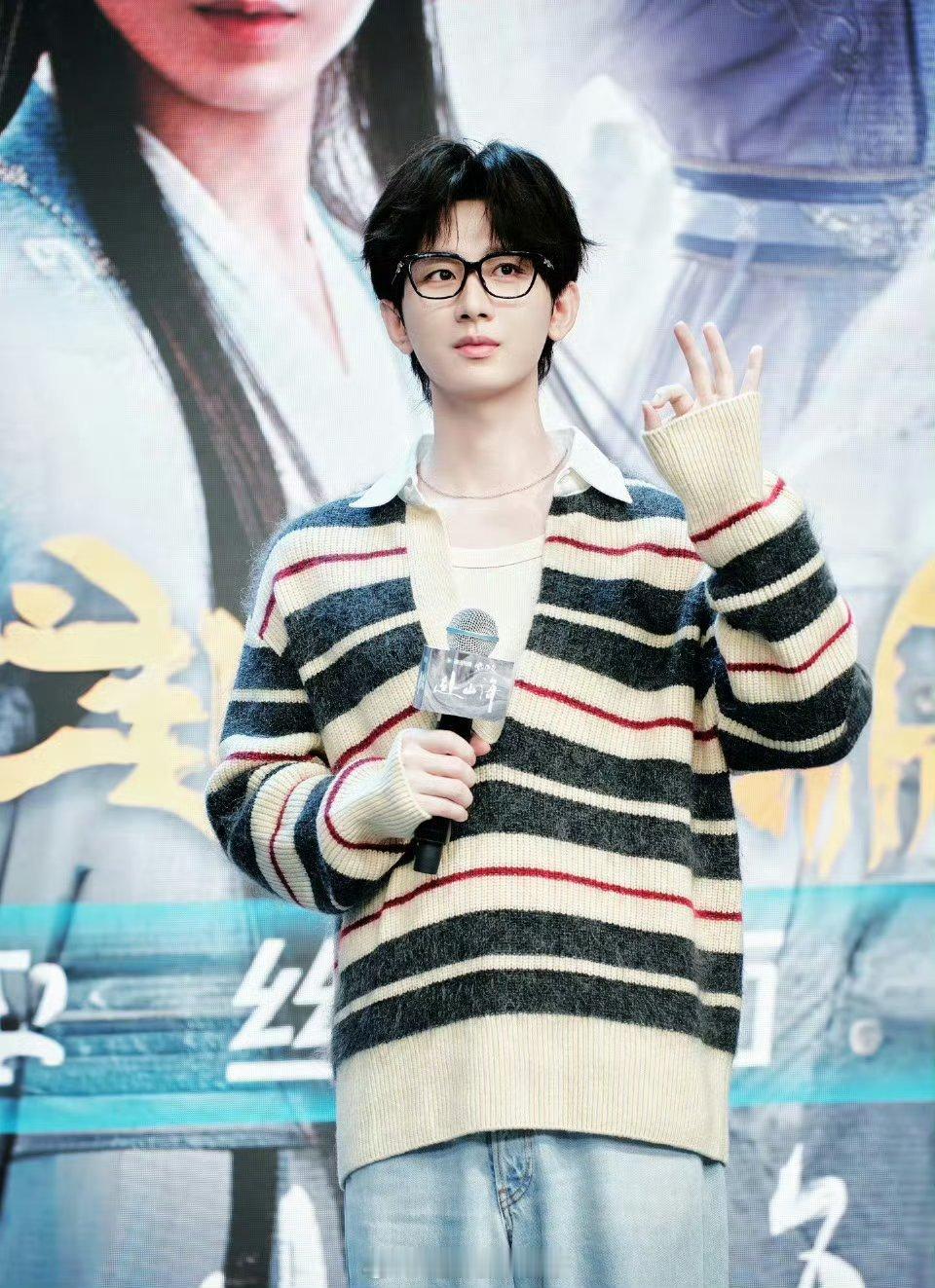 成毅意外的适合黑框眼镜唉，看起来很乖 ​​​像个高中生能说吗[期待][期待][期