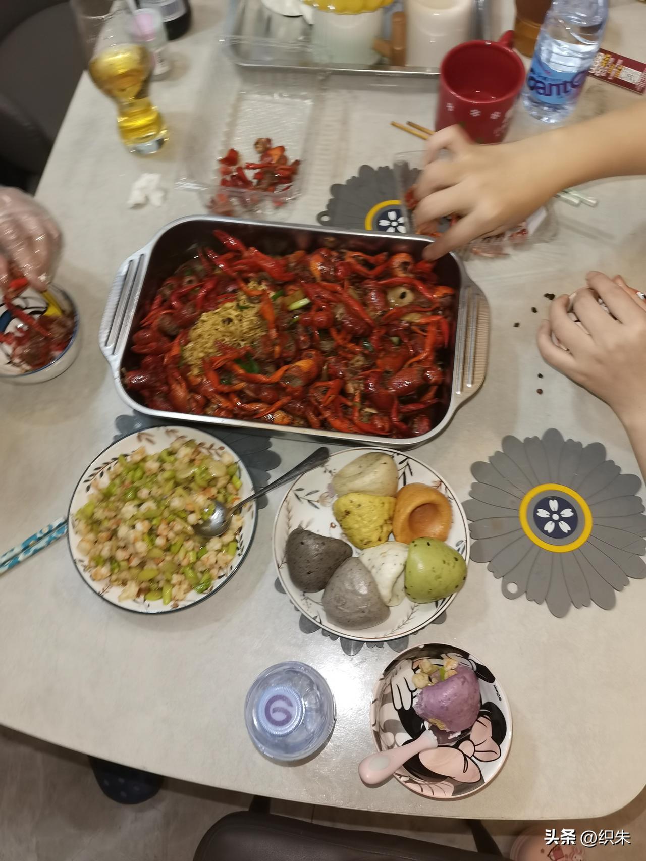 上一次十斤小龙虾吃撑了，
说今年再也不买小龙虾了，
结果周末又忍不住买了五斤，