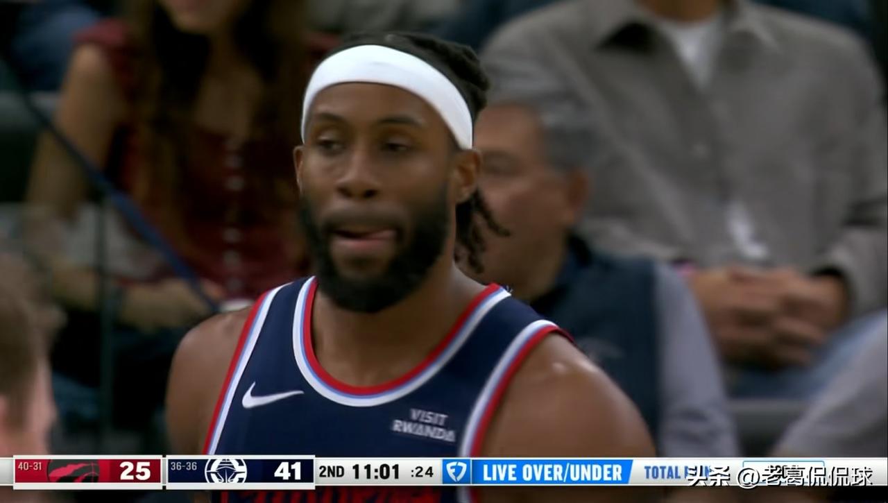 快船悍将杰克逊真是越来越如鱼得水了！在今天快船主场以119：94轻取猛龙的比赛中