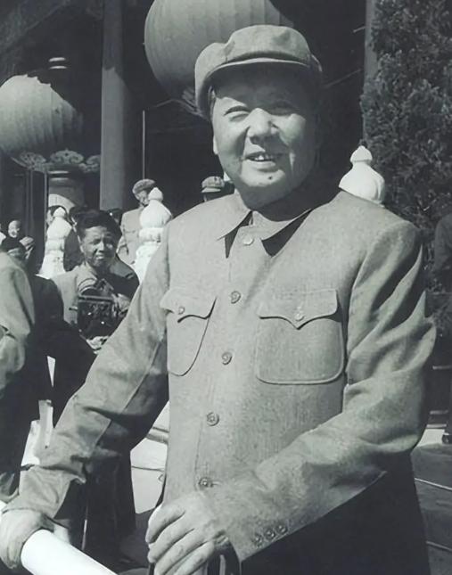1972年，毛主席宣布放弃1200亿日本战争赔款，国内外舆论一片哗然，而毛主席只