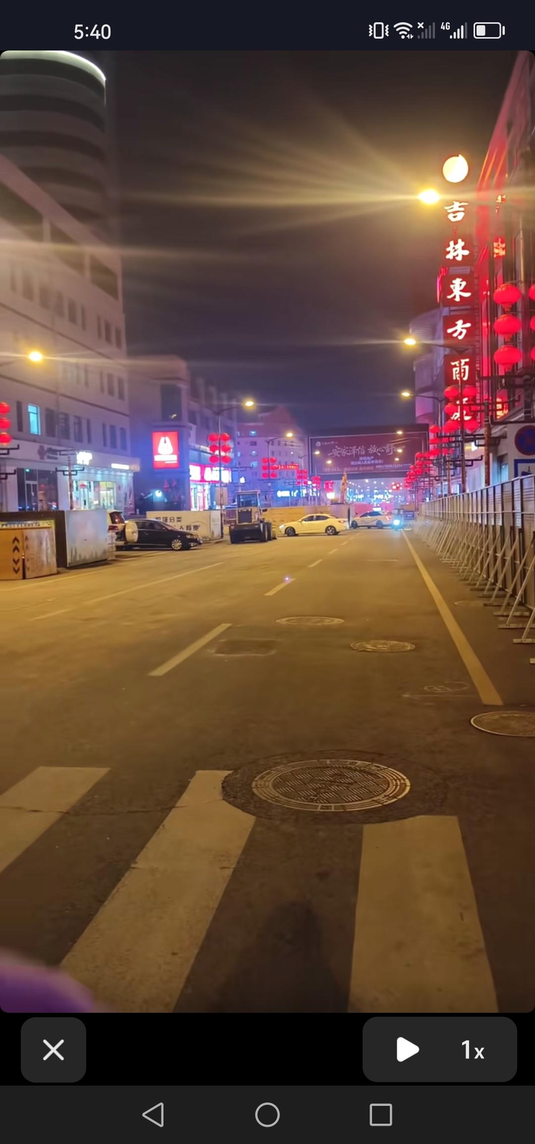 吉林市珲春街段已开始修路，途经此地的车辆请注意避让。
今晚路过珲春街与解放大路交