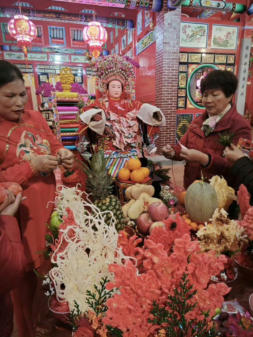 闽商过年返乡尊有排面从沿海码头到家乡街巷 车轮碾过的是拼搏的轨迹后备箱里的年货 