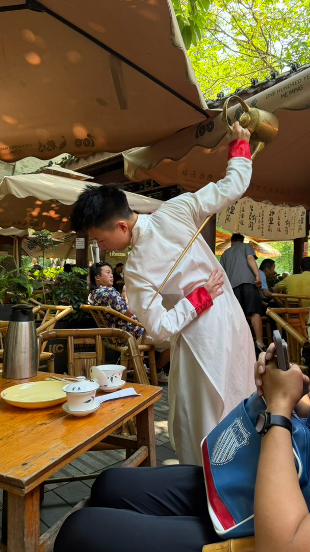 夏天来成都泡茶，那是皮包水、水包皮同时进行，只不过“水包皮”不是泡澡堂子，而是蒸