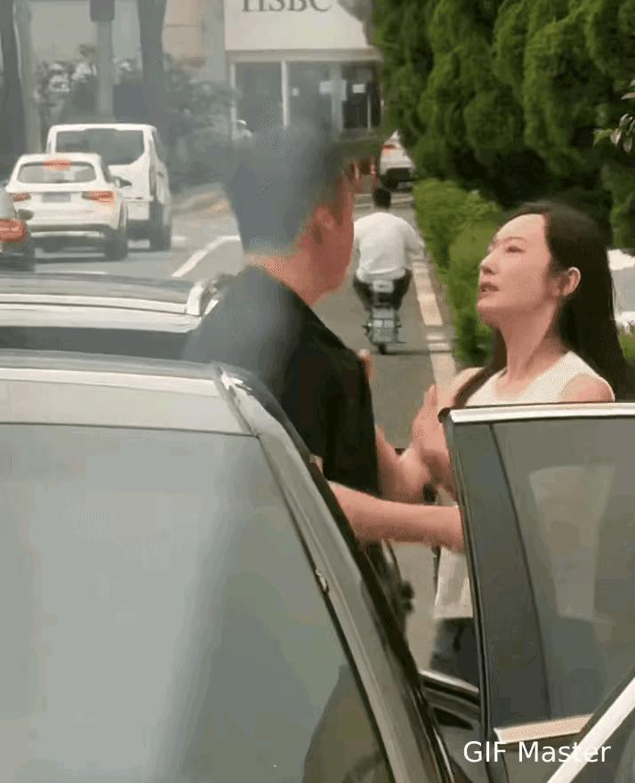 哥们，你是偷了存款还是养了小三？
这么打也不还手肯定是踩了母老虎们的底线。
如果