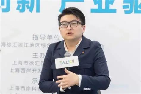 “全球应该有正规渠道给美国纳税。中国接受美国的领导地位，首先是要认识到“该要纳贡