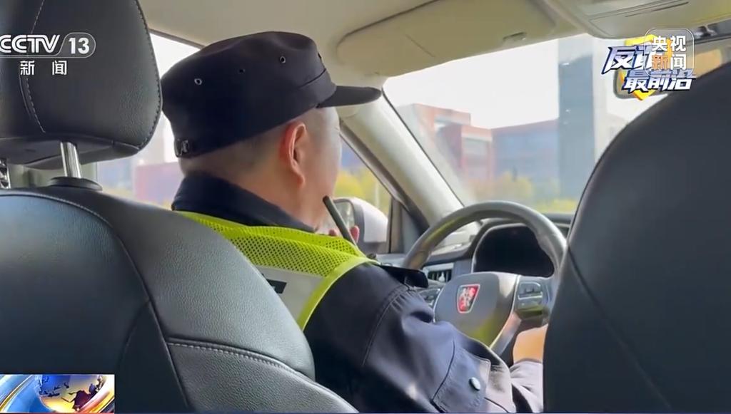 上海网约车司机张师傅接单时，发现乘客阿姨接电话疑似要给陌生人送大额现金，怀疑其遭