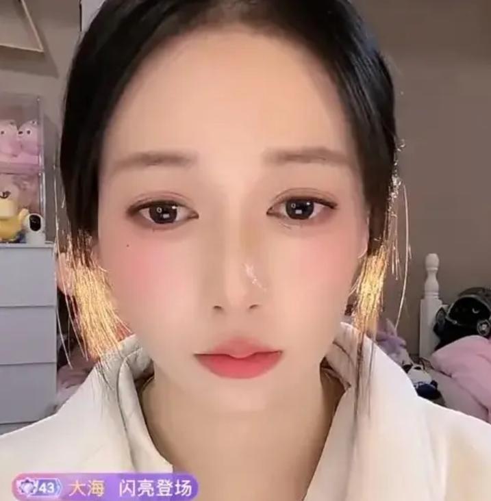 前体操冠军吴柳芳回应变网红：做好自己就好。被批：擦边。

吴柳芳做直播，擦边，也