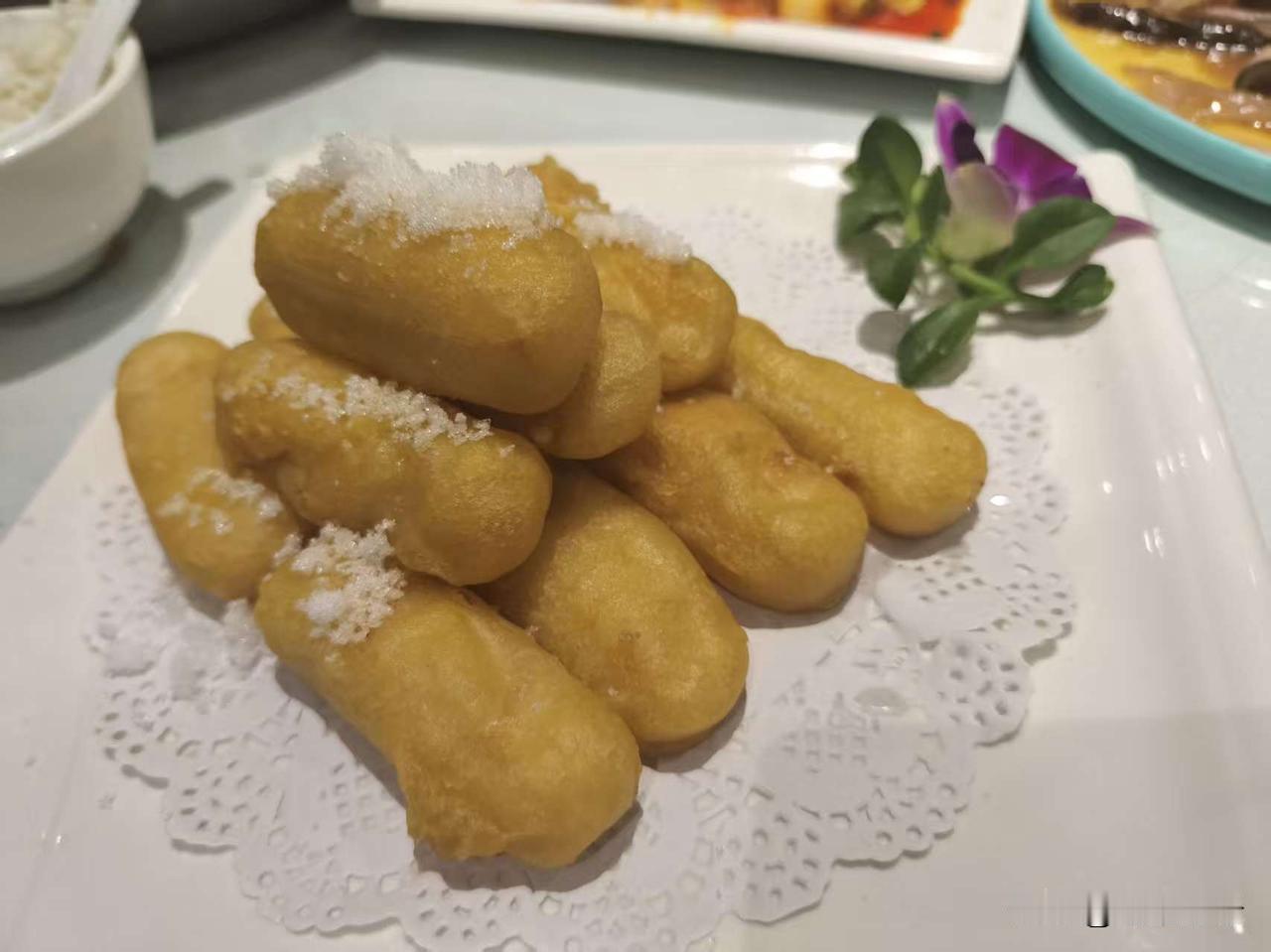 买烤红薯挑了个最大的，捧着热乎乎一路回家，吃到一半撑住了，才想起自己晚饭早就吃过