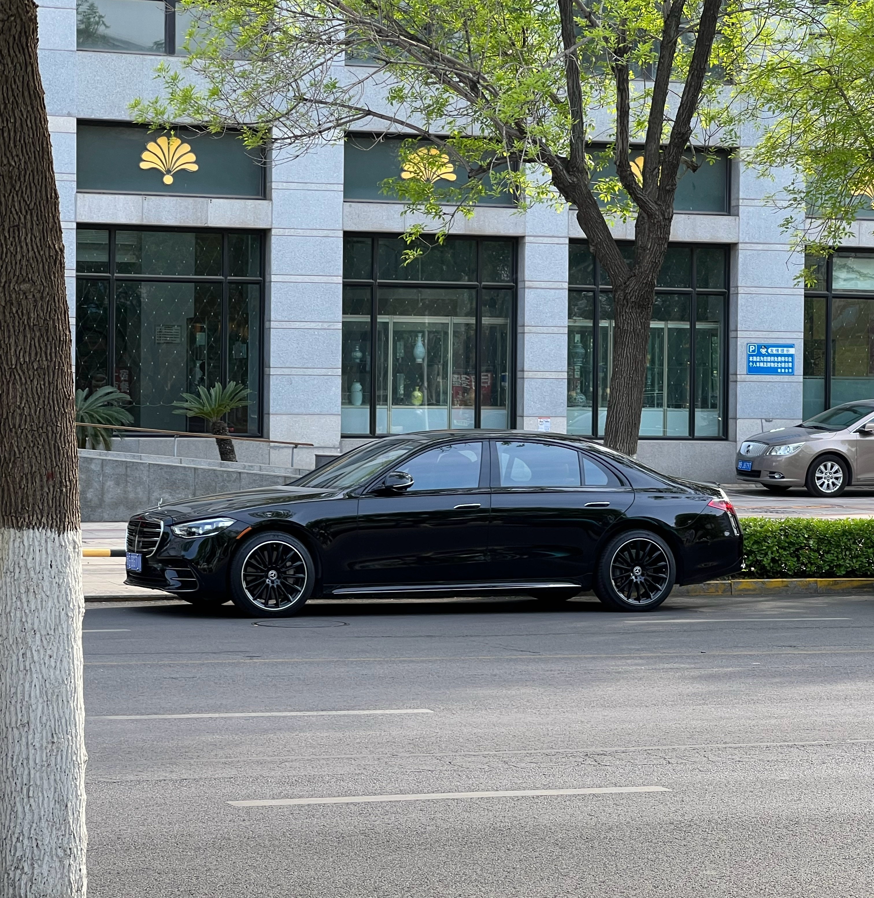 审美这东西，真就需要时间W233刚上市的时候，我觉得丑～说和奔驰E长得一样但是这