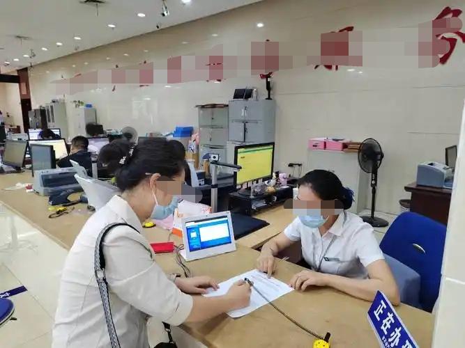 广东深圳，一女子想卖房，她查询不动产信息时大为震惊。系统显示她名下凭空多出一套 