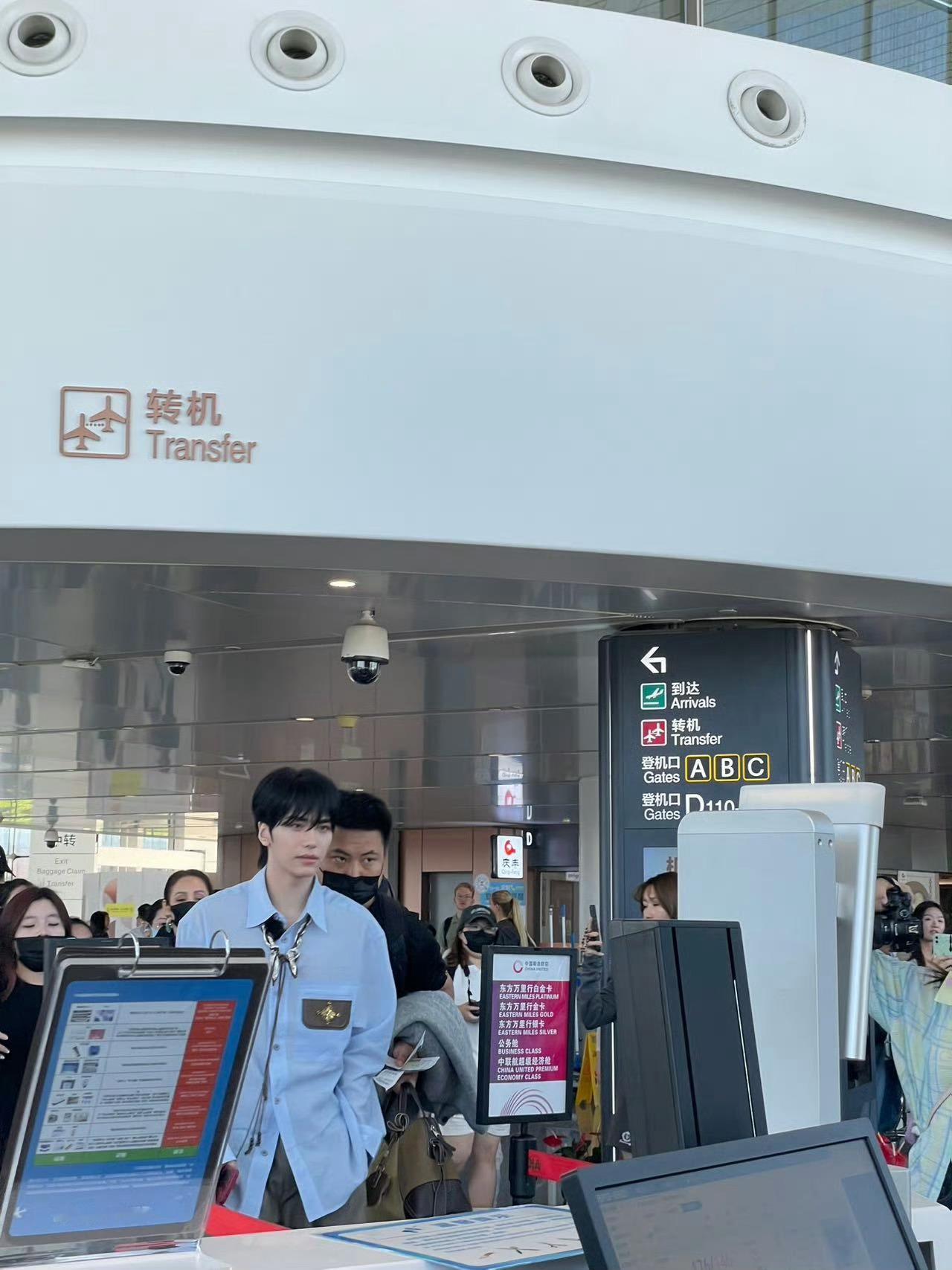 邵子恒首个常驻旅综机场焦点非邵子恒莫属！今日他启程录制个人首个常驻旅行综艺，这是