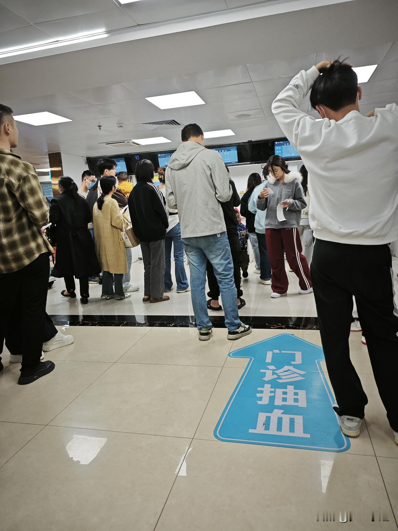 我跟老公说一千多块钱的一房一厅也得租，反正就租到6月底，也就租2个月，估计签合同